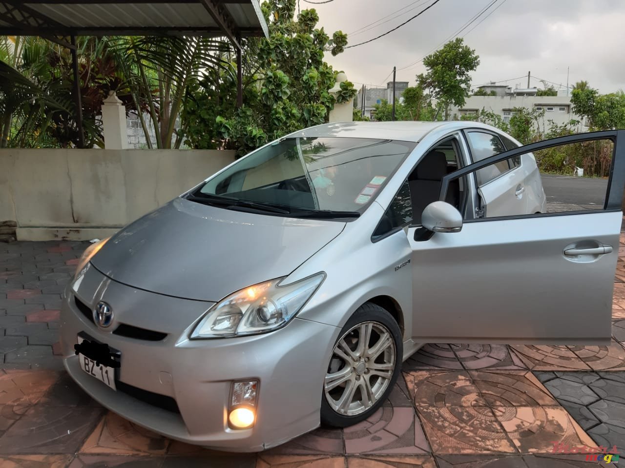 2011' Toyota Prius photo #1