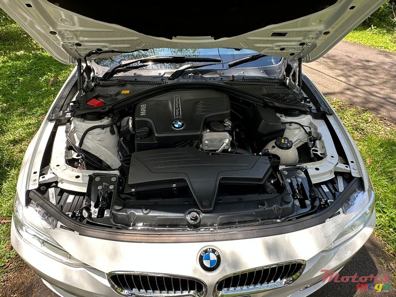 2015' BMW 320i photo #5