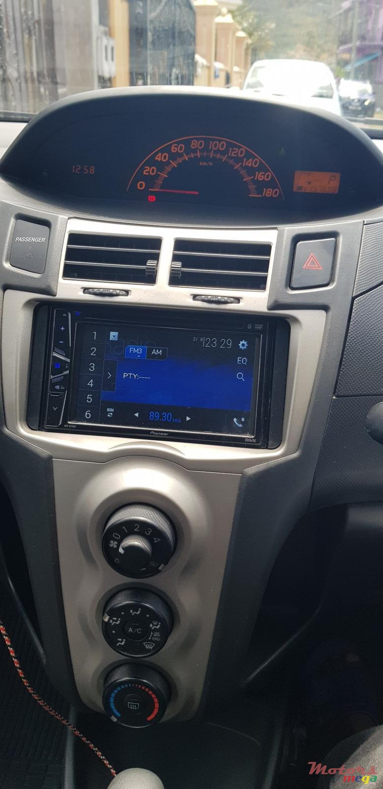 2009' Toyota Vitz photo #6