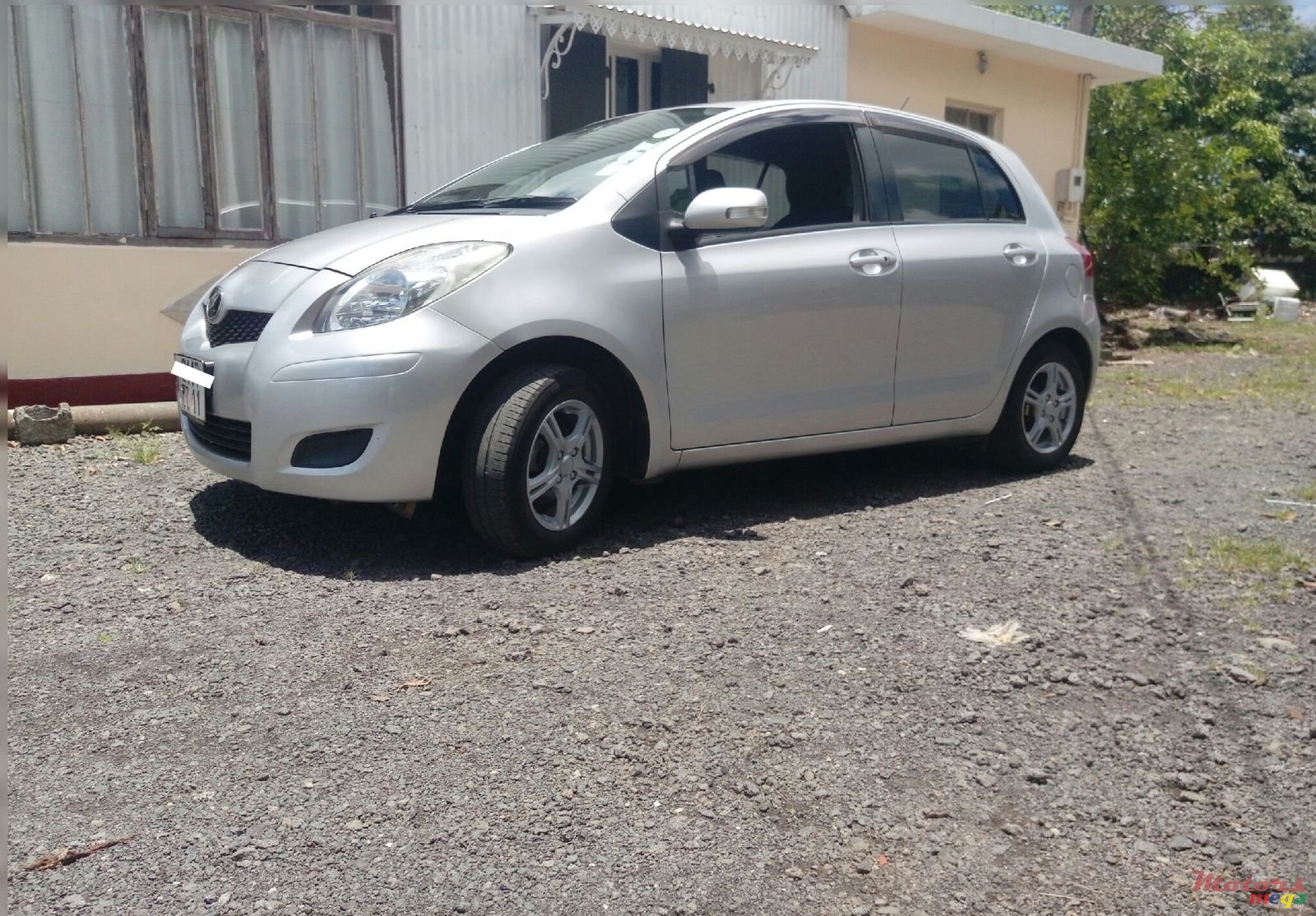 2011' Toyota Vitz photo #2