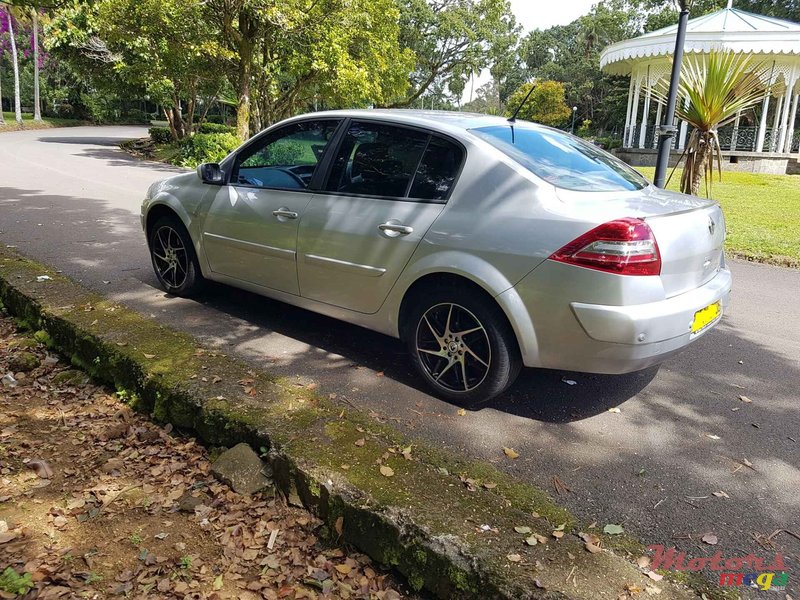 2008' Renault Megane sedan photo #2