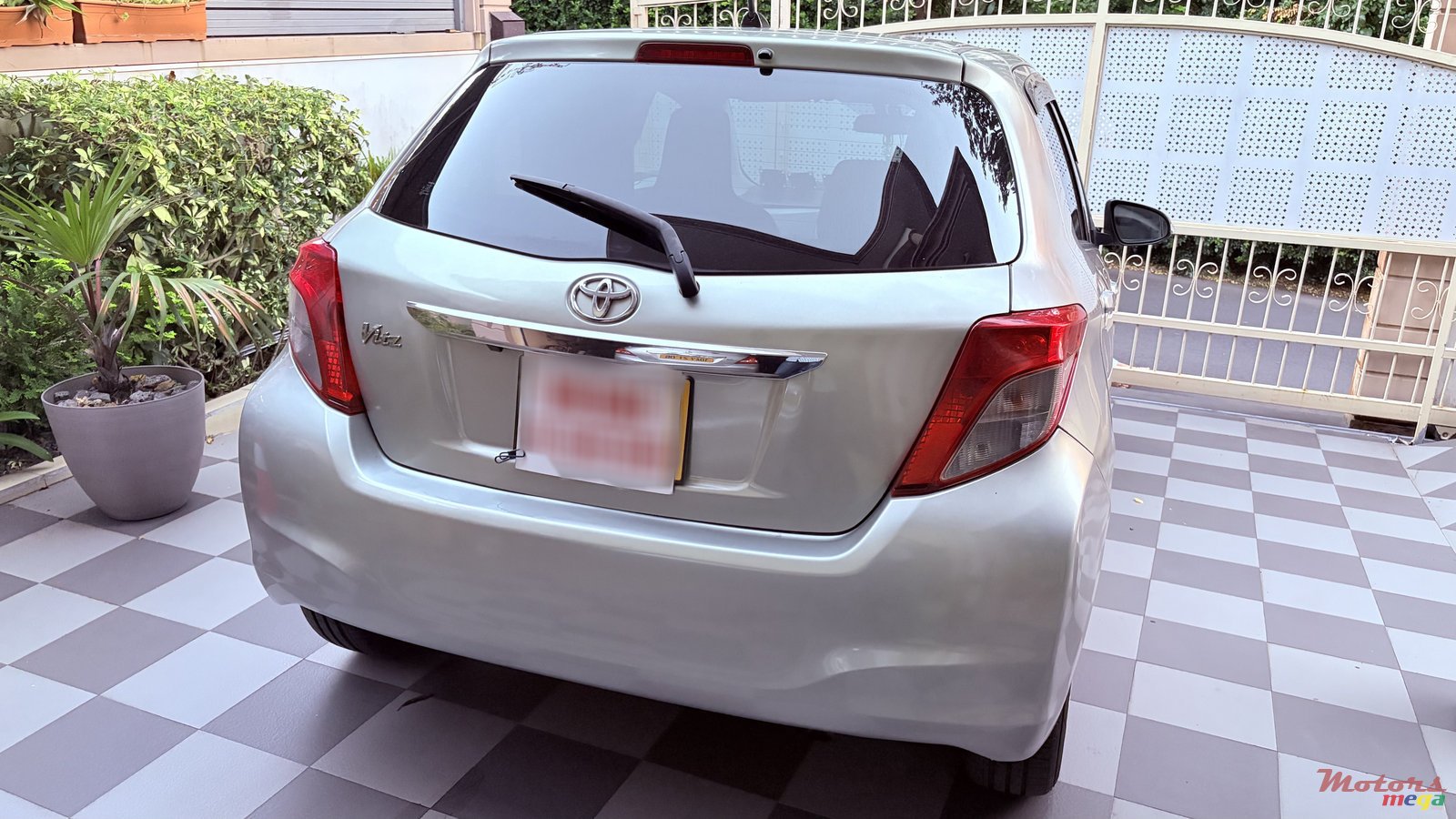 2011' Toyota Vitz photo #5