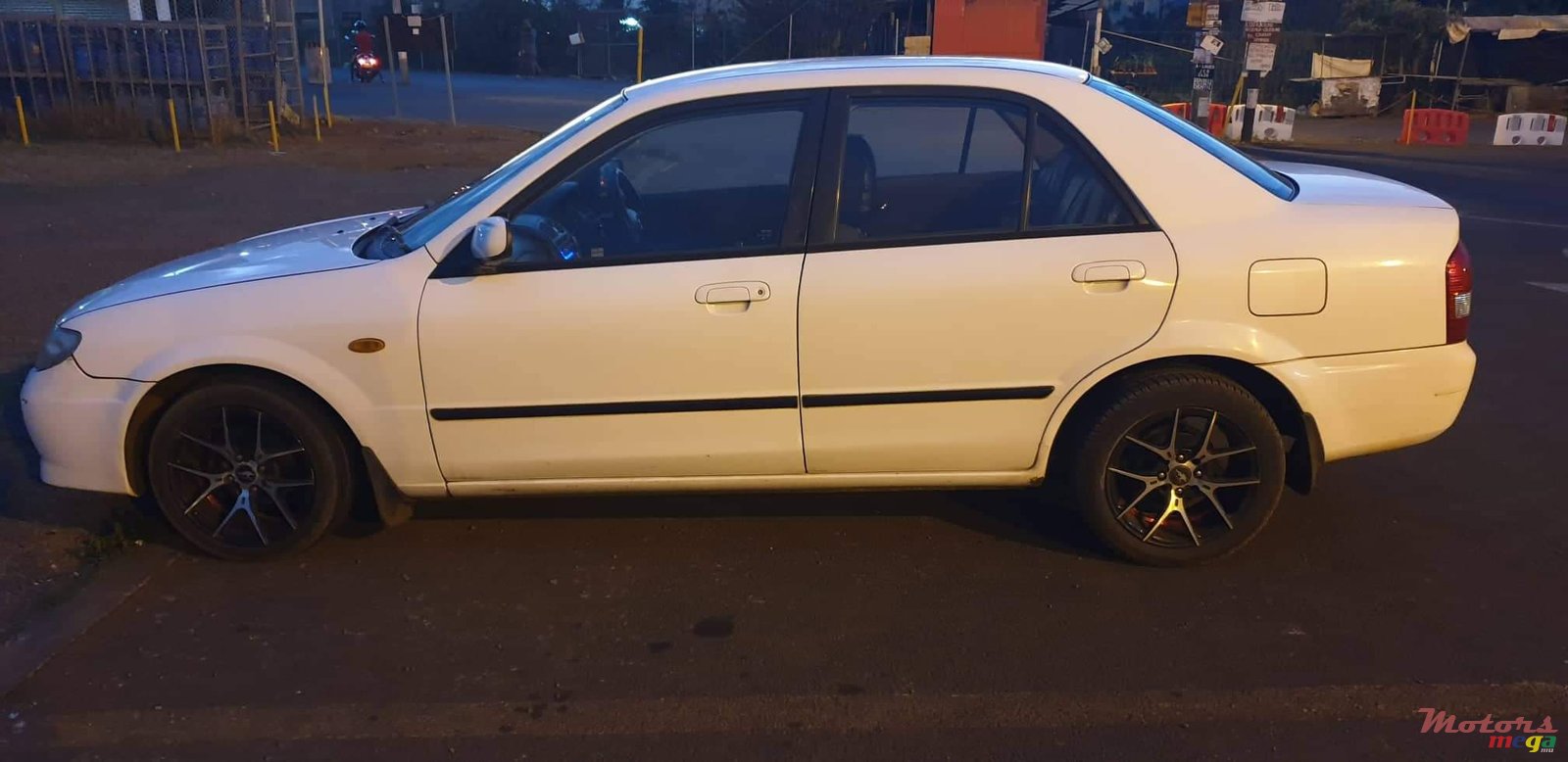 2002' Mazda 323 1324 cc photo #5