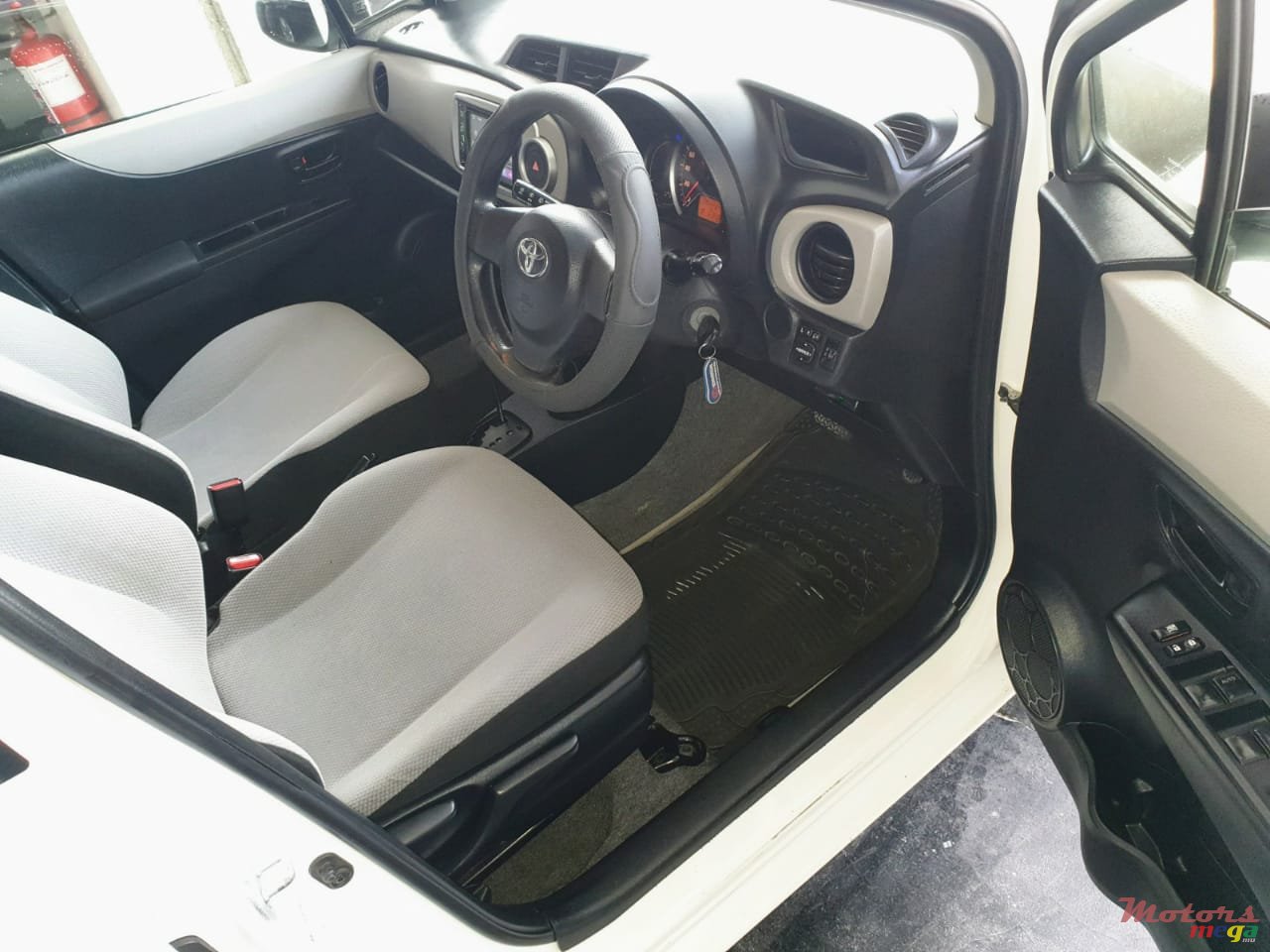 2013' Toyota Vitz photo #5