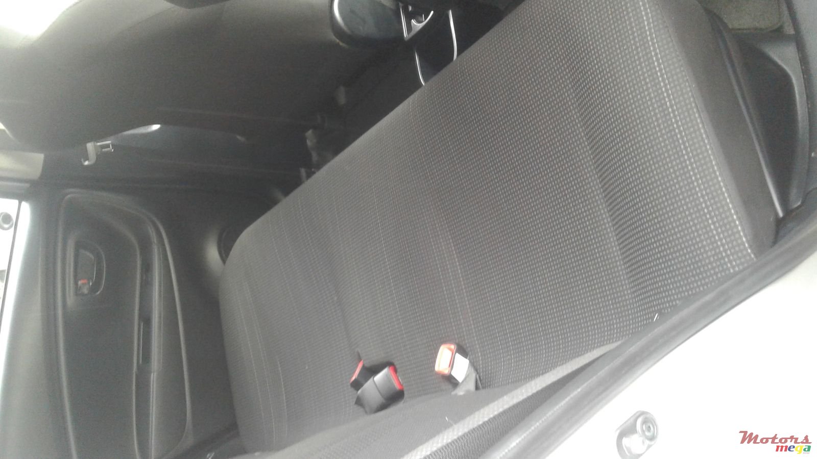 2017' Toyota Vitz photo #3