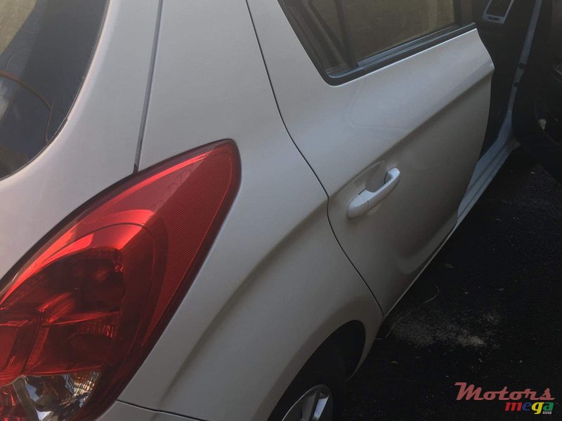 2014' Hyundai i20 Full-option photo #2