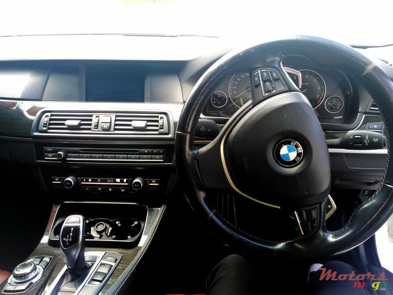 2012' BMW 520 photo #6