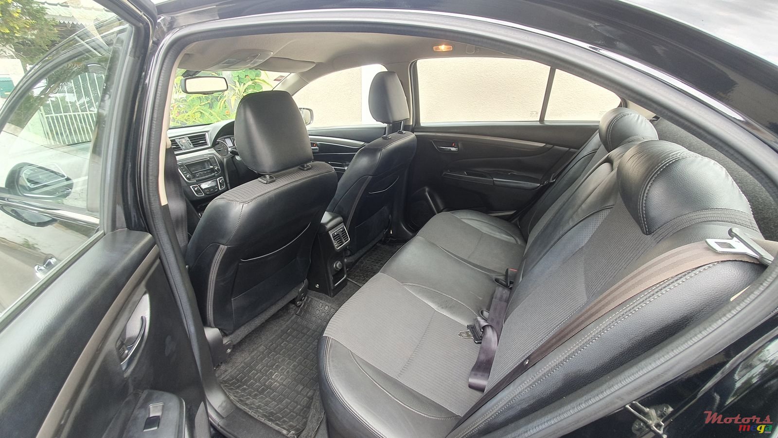 2016' Suzuki Ciaz GLX photo #2