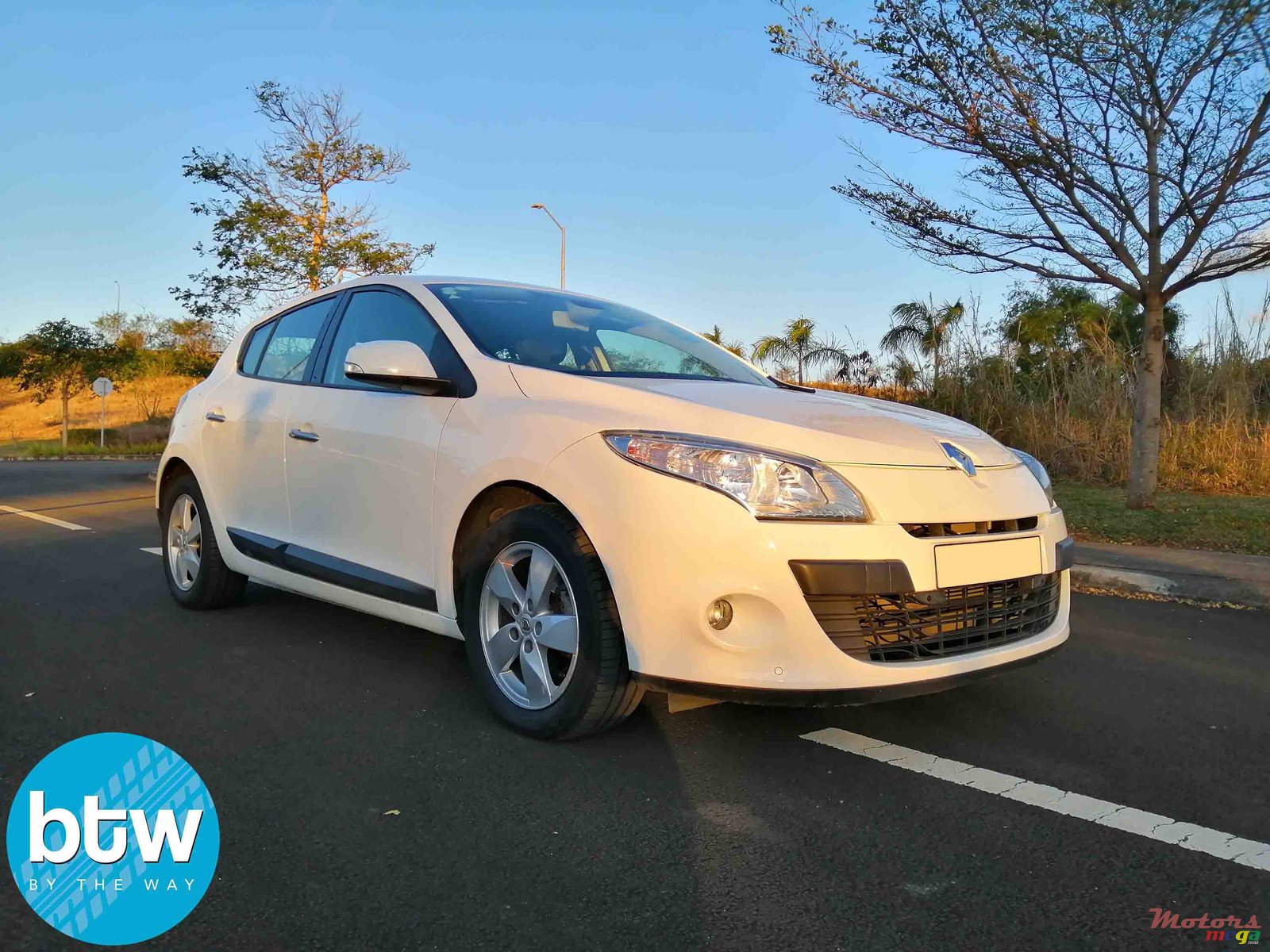 2012' Renault Megane photo #1