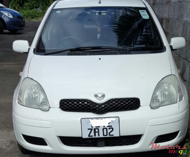 2002' Toyota Vitz photo #1