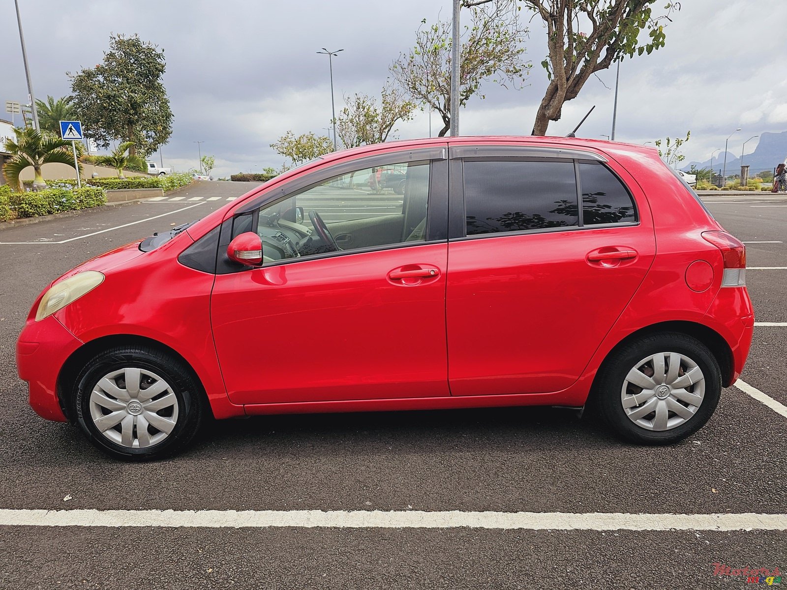 2009' Toyota Vitz photo #1