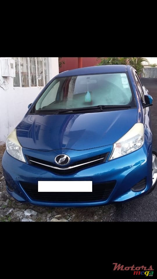 2011' Toyota Vitz 1000 cc photo #2