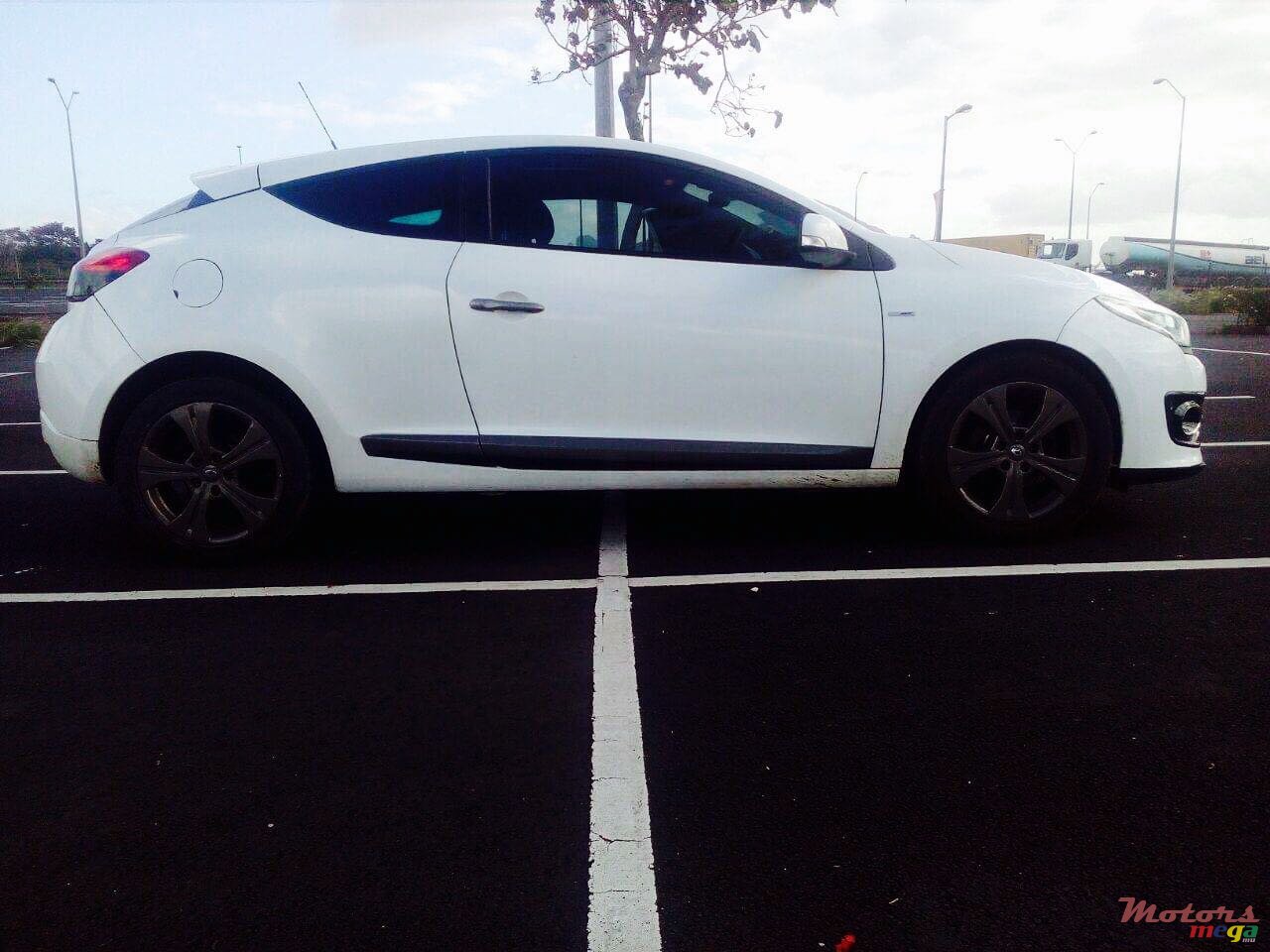 2009' Renault Megane RS photo #2