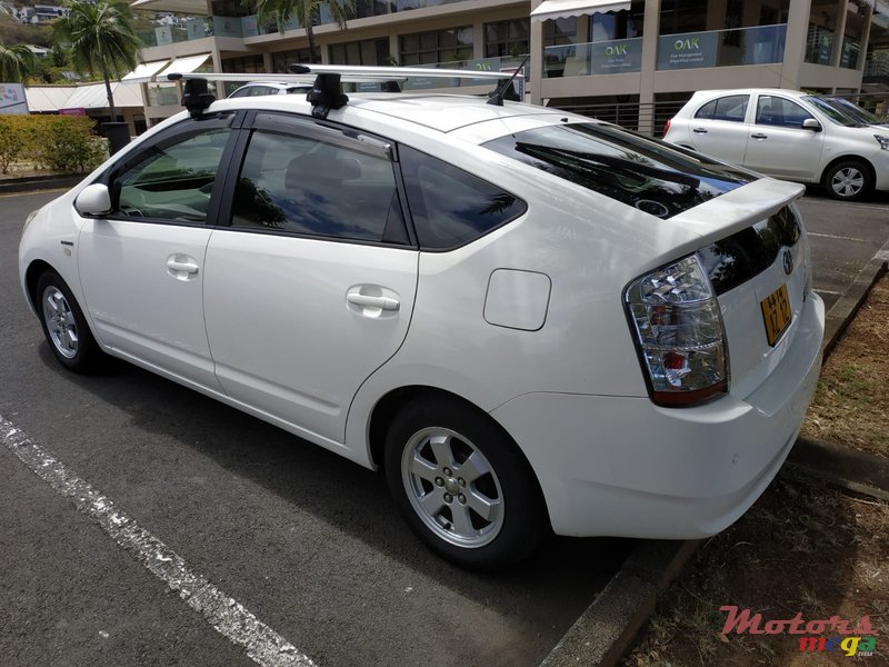 2012' Toyota Prius photo #2