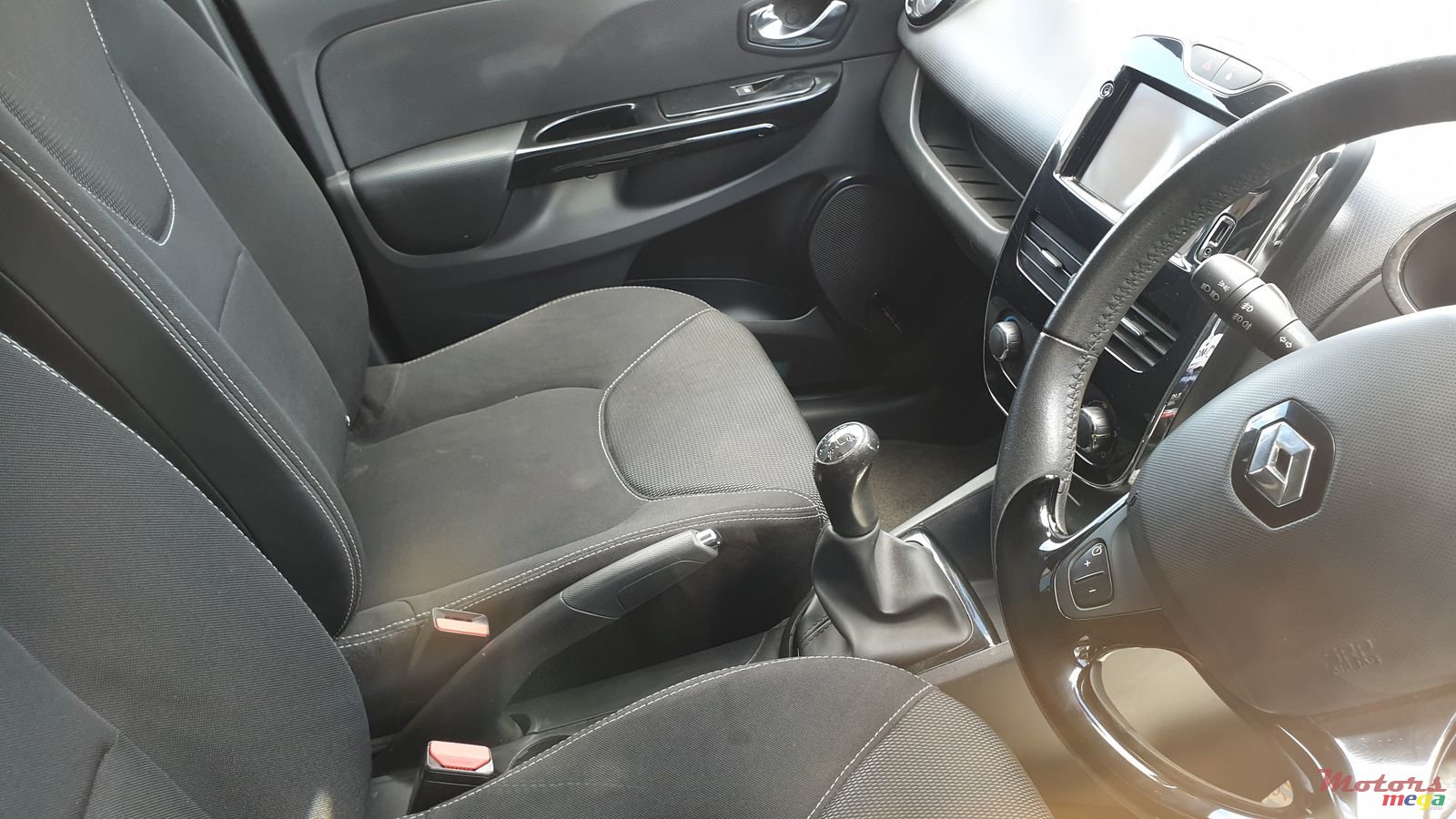 2014' Renault Clio photo #2