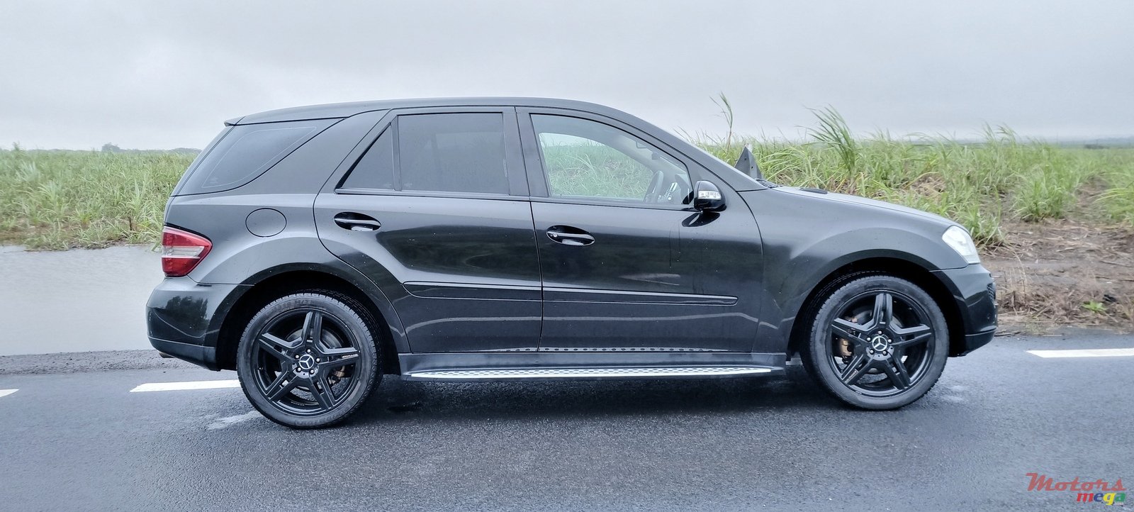 2009' Mercedes-Benz ML 320 SUV photo #1