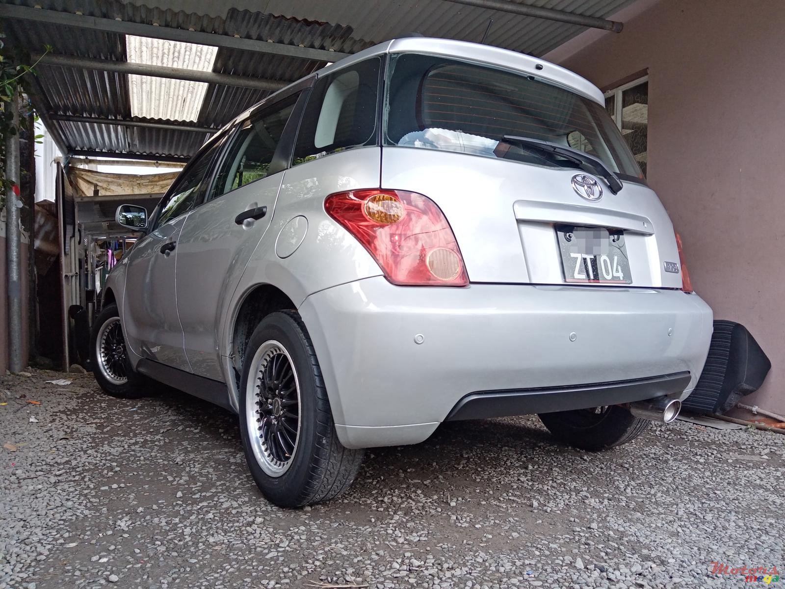 2004' Toyota IST photo #2