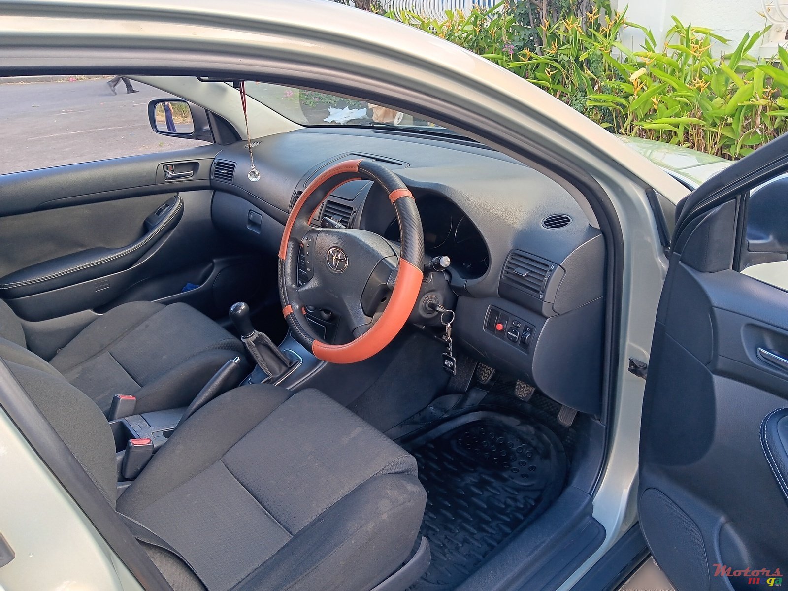 2004' Toyota Avensis photo #4