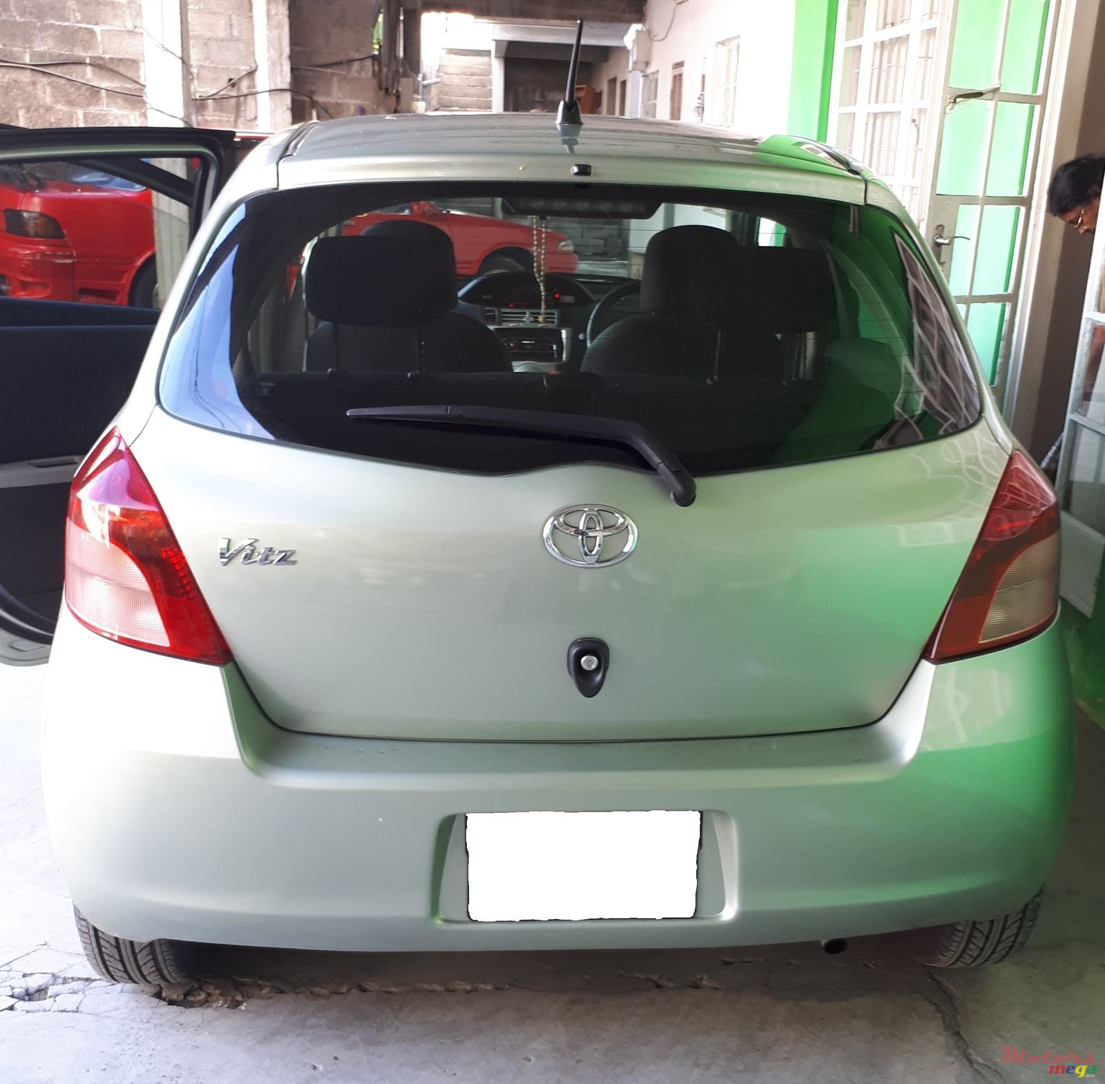2006' Toyota Vitz photo #2