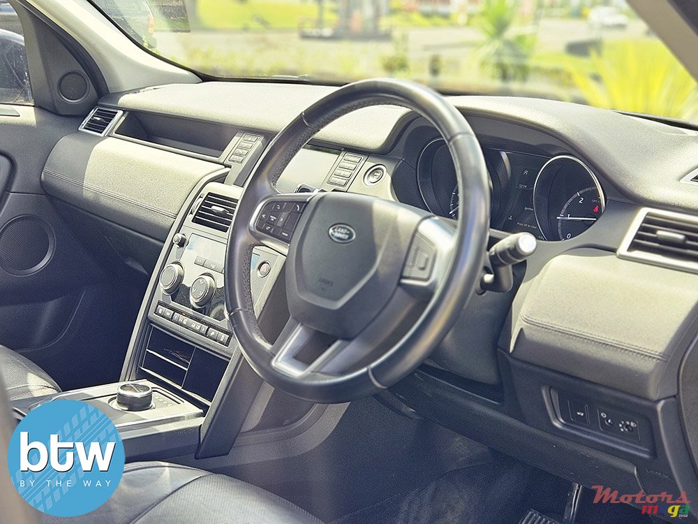 2019' Land Rover Discovery SPORT photo #5