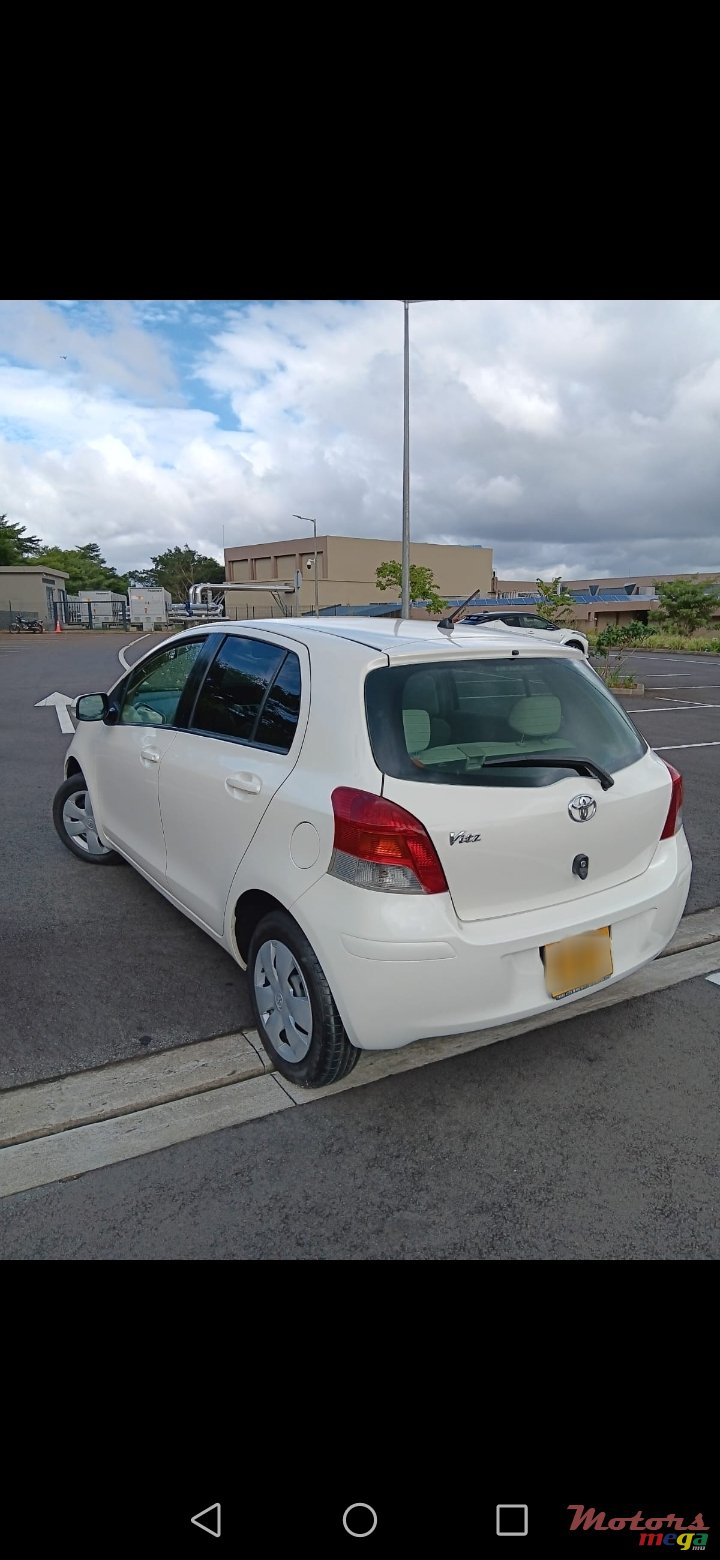 2011' Toyota Vitz photo #4
