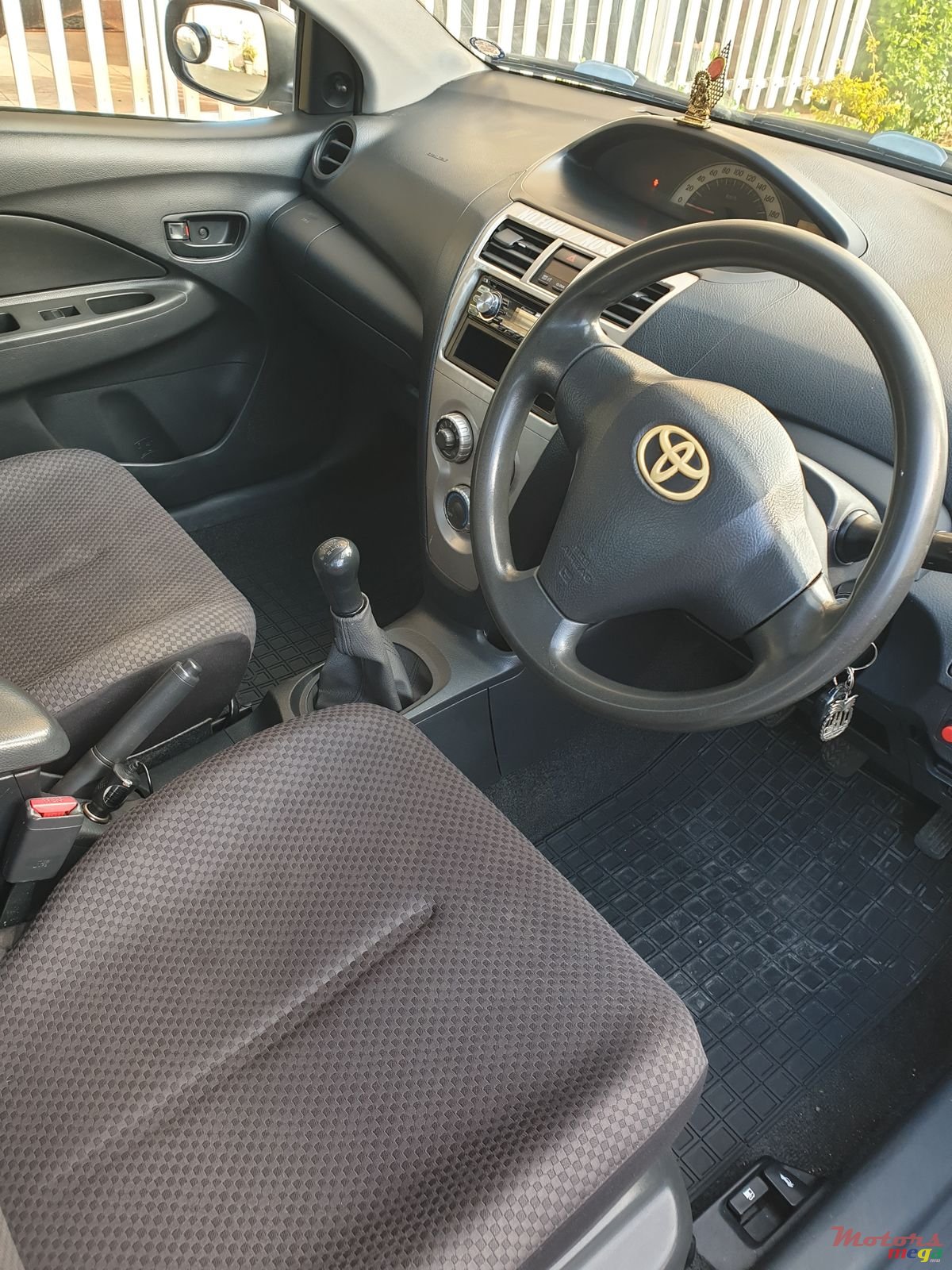 2010' Toyota Yaris photo #4