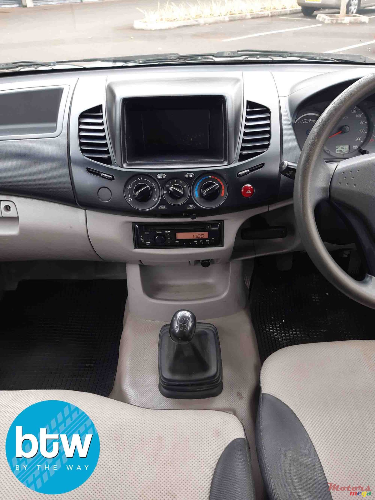 2014' Mitsubishi L 200 4X2 photo #5