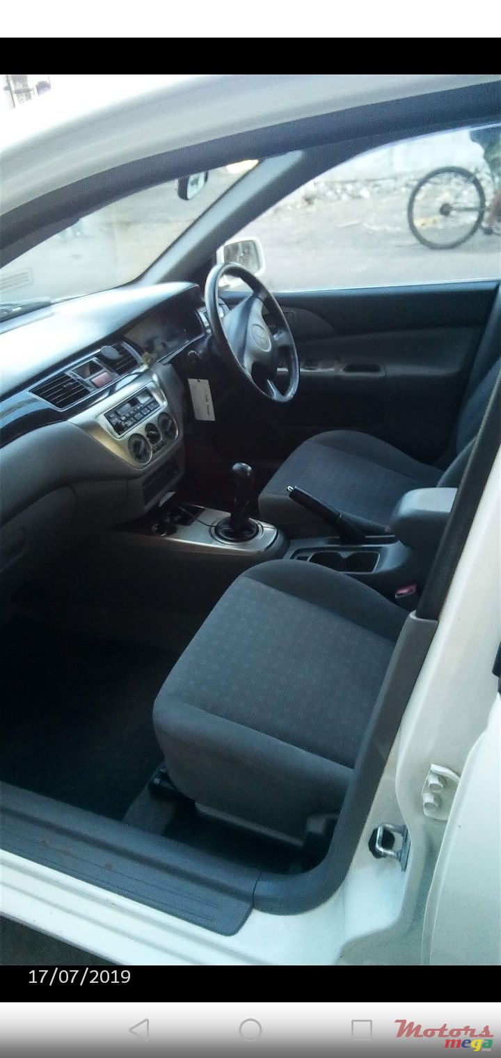 2005' Mitsubishi Lancer photo #2