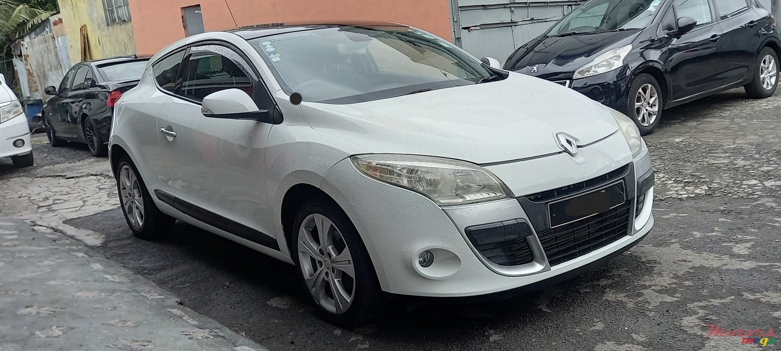 2010' Renault Megane Coupe photo #1