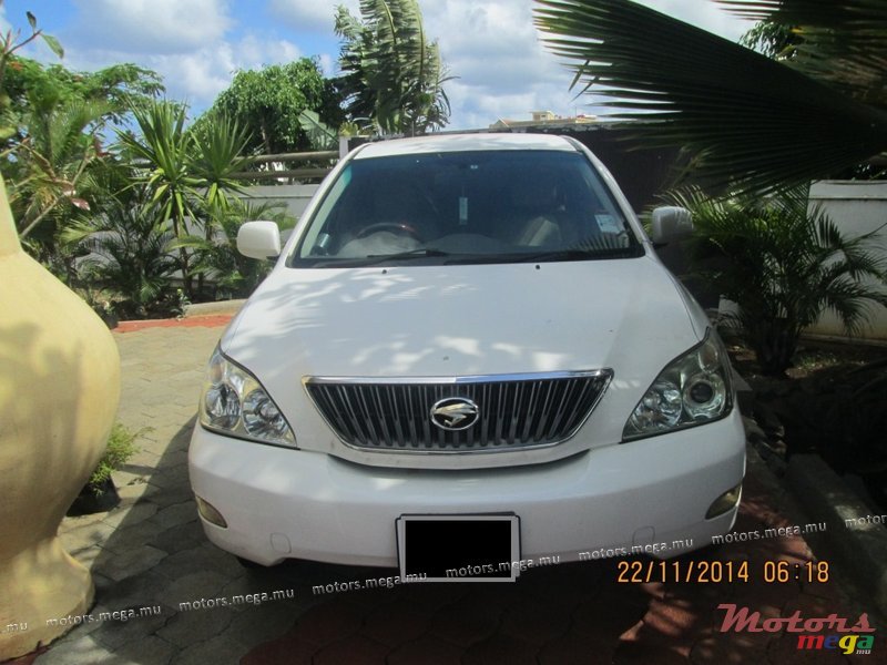 2004' Toyota Harrier photo #1