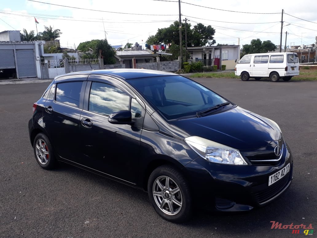 2011' Toyota Vitz Jewela Edition 1300cc photo #2