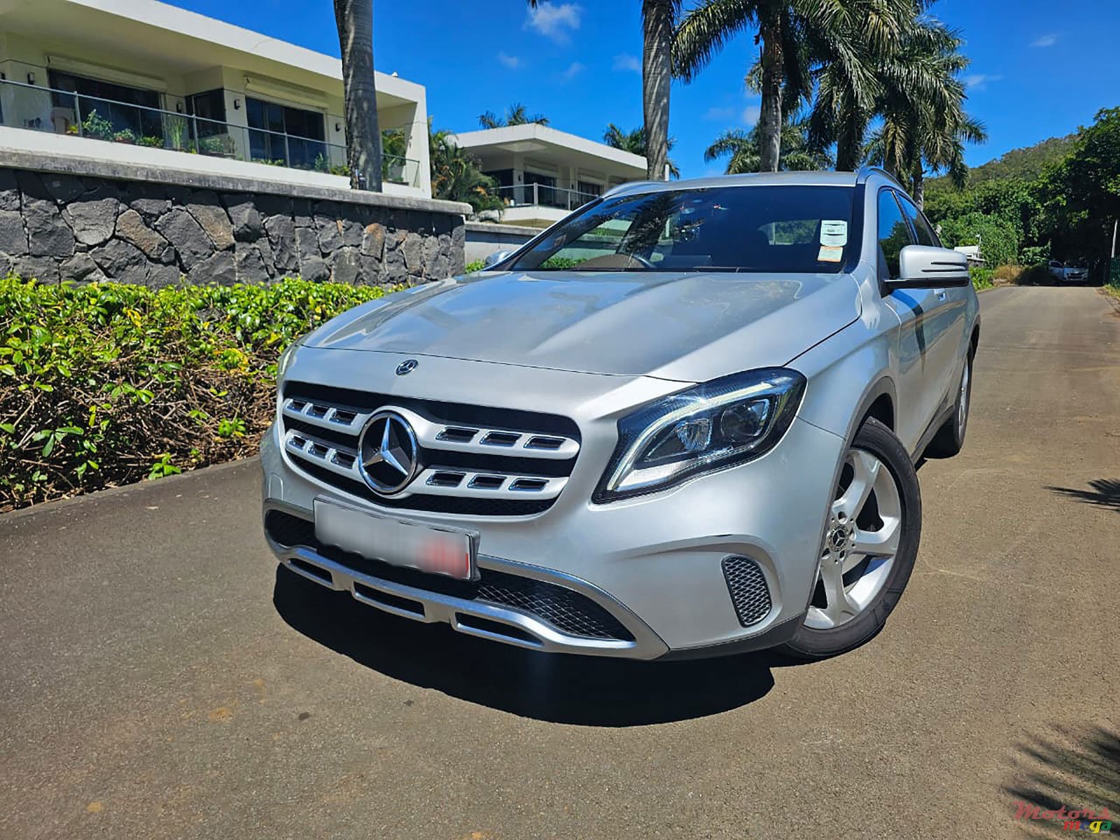 2019' Mercedes-Benz GLA 180 Urban 1.6 photo #1