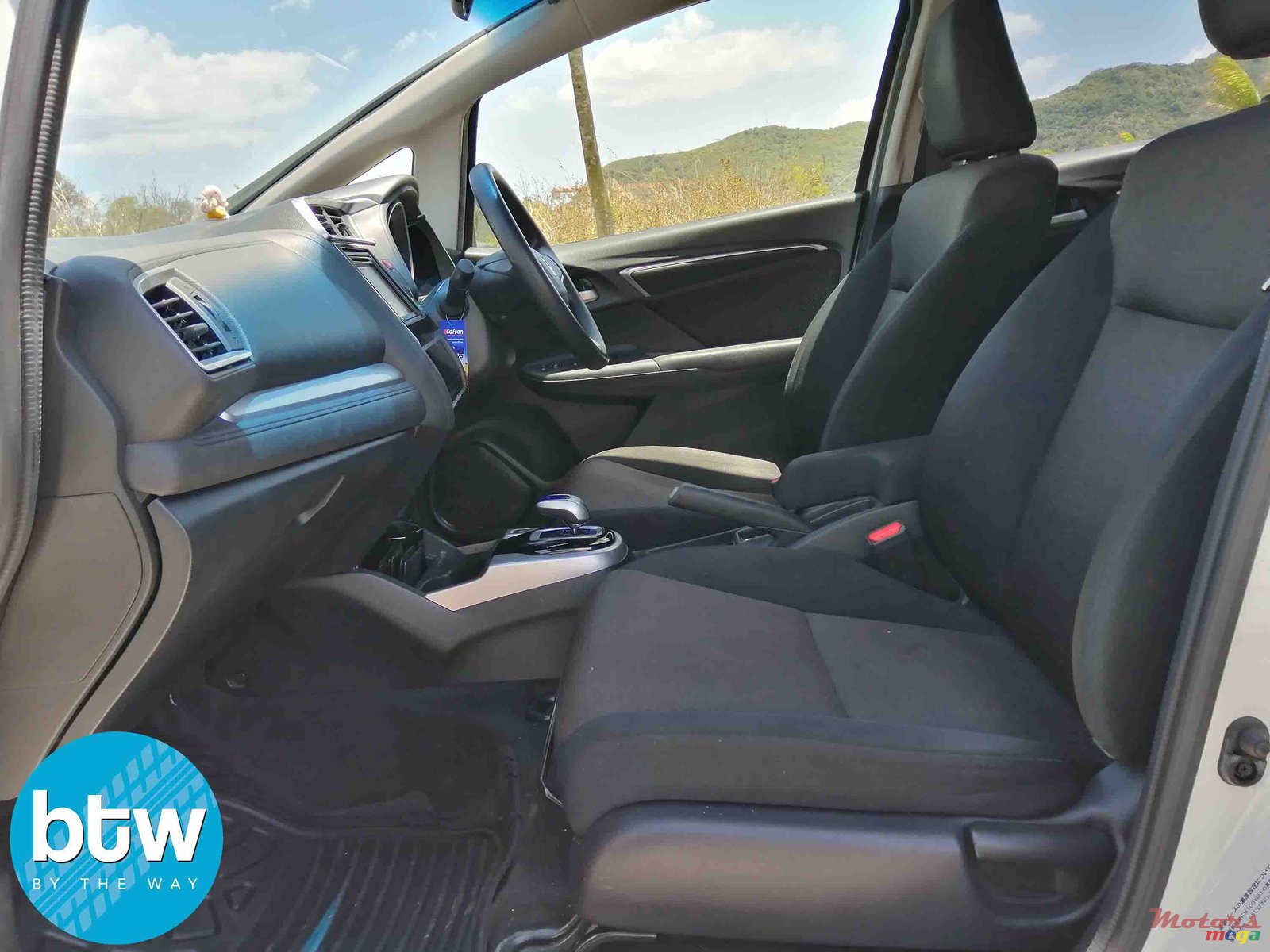 2014' Honda Fit Hybrid photo #3