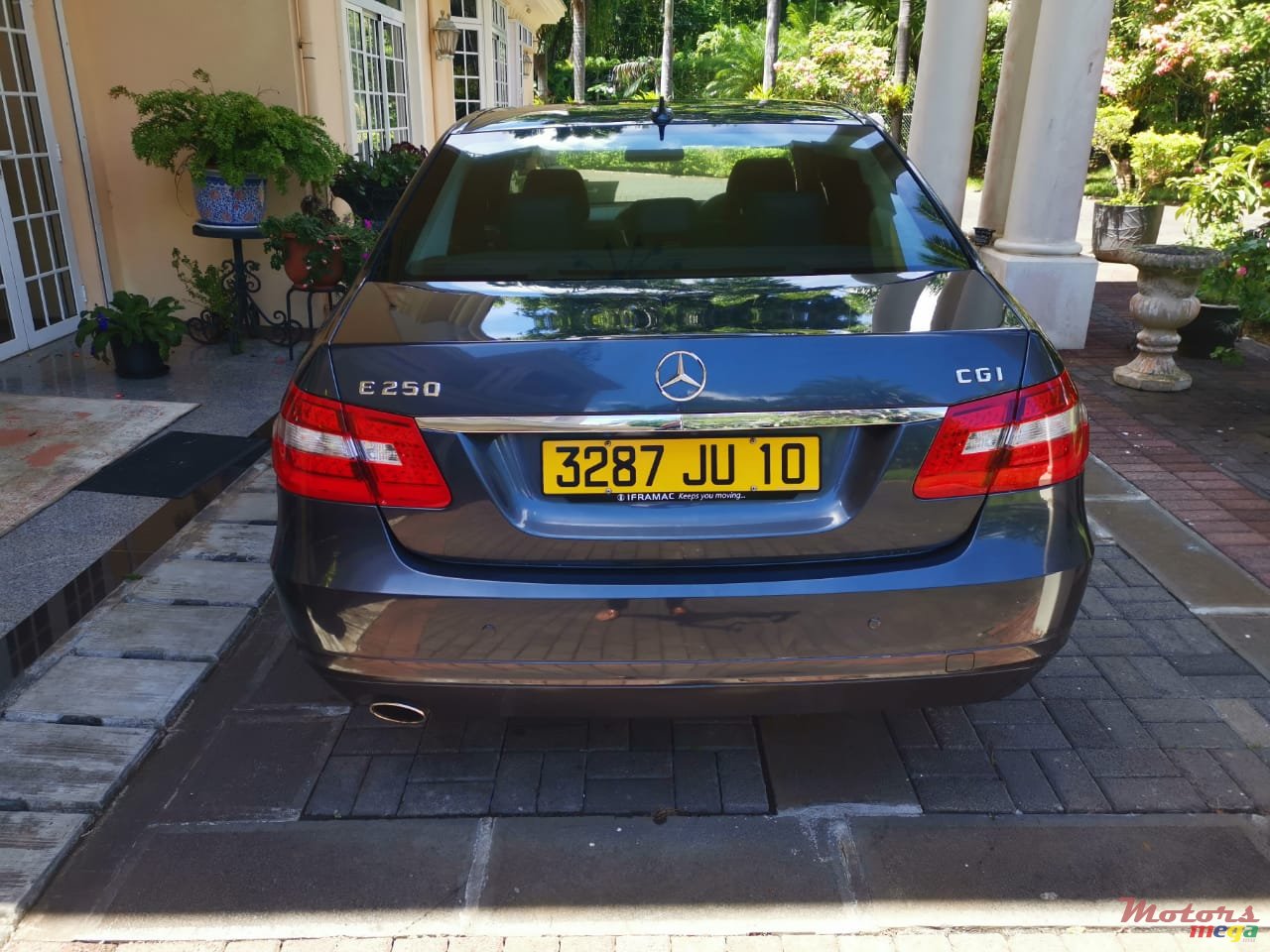 2010' Mercedes-Benz E-Class E250 photo #2