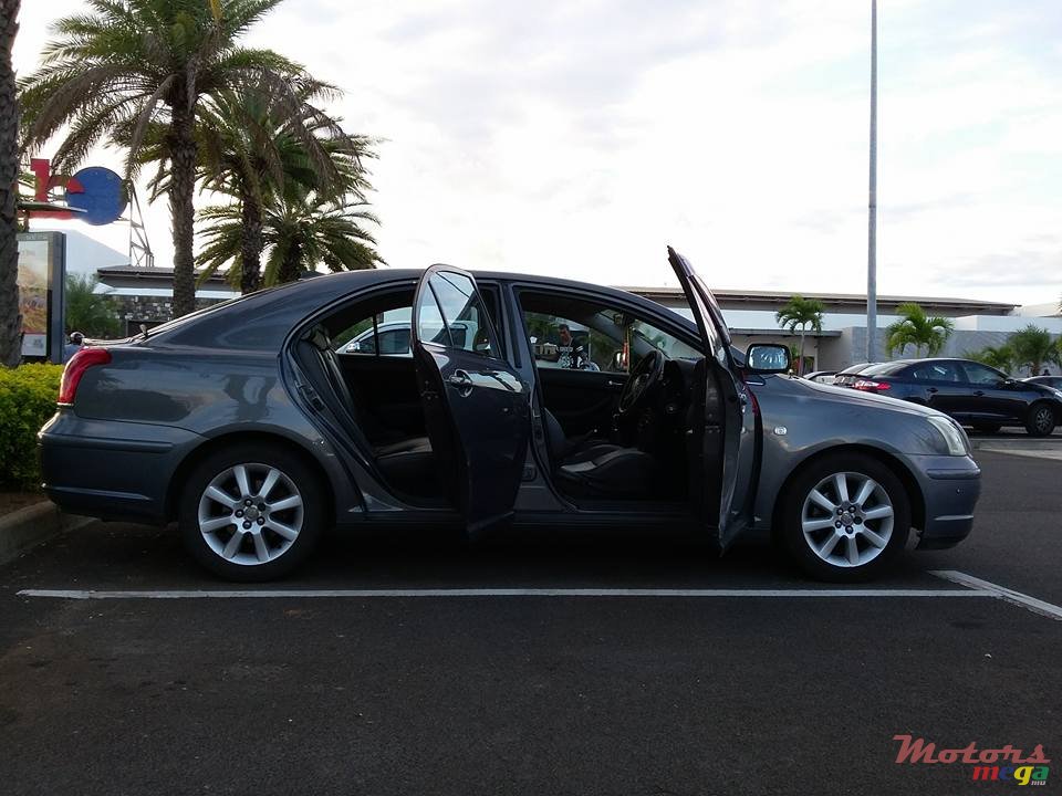 2003' Toyota Avensis photo #3