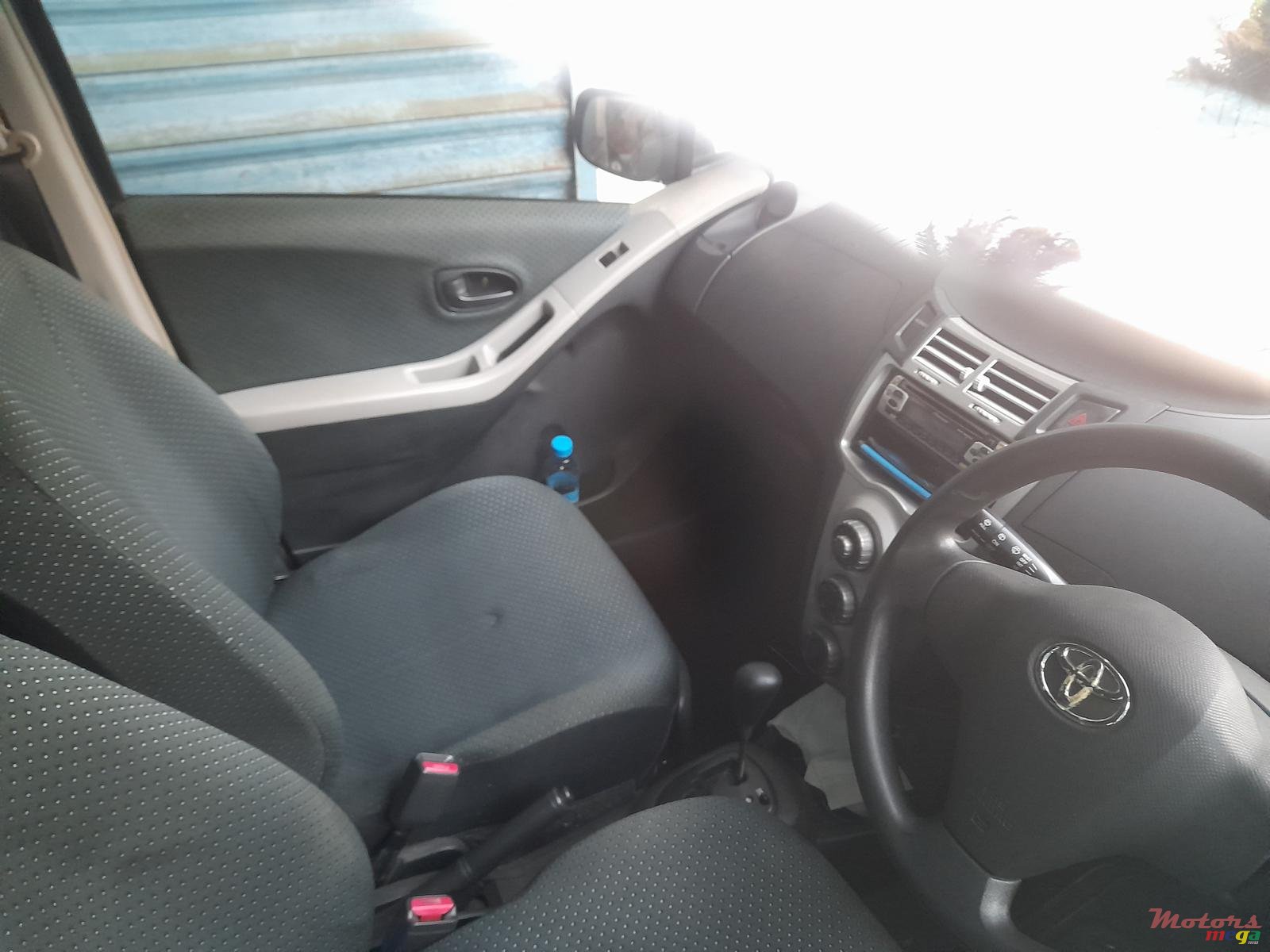 2007' Toyota Vitz photo #2