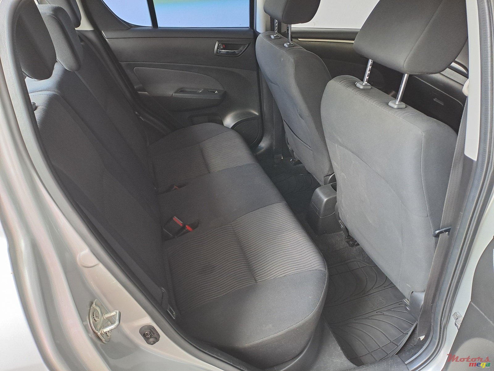 2012' Suzuki Swift photo #4