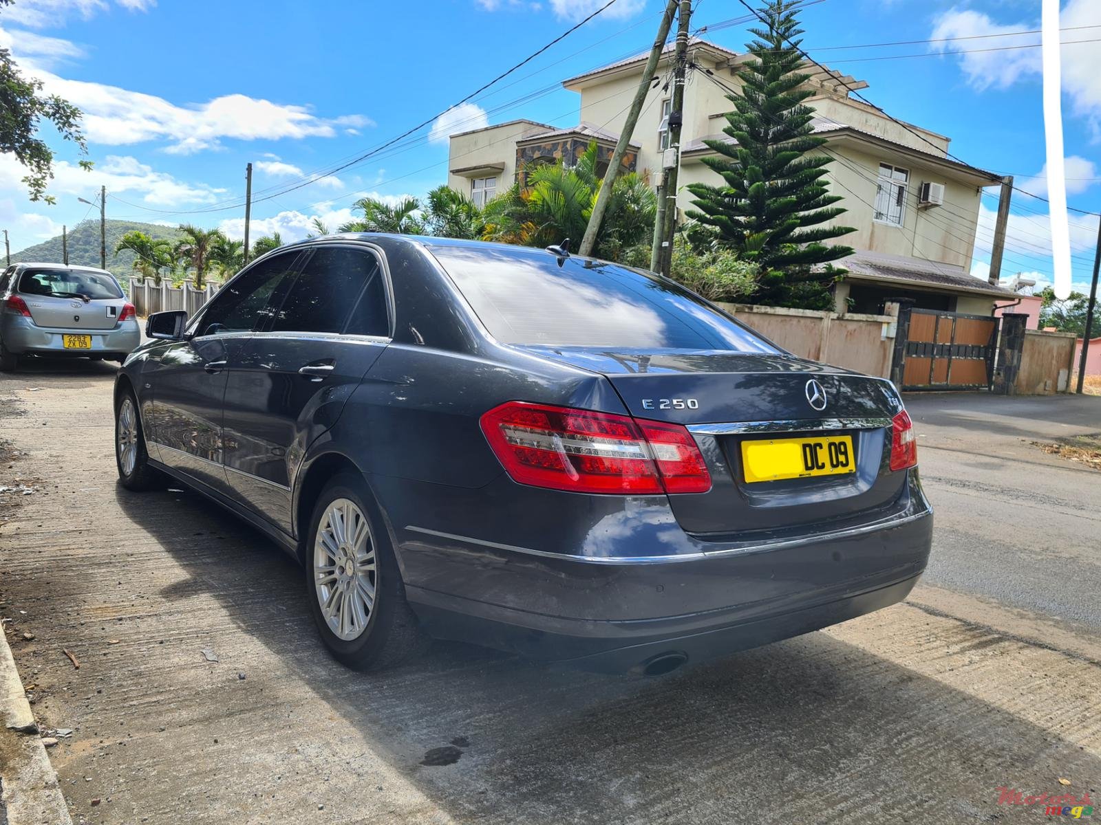 2009' Mercedes-Benz E250 automatic photo #3