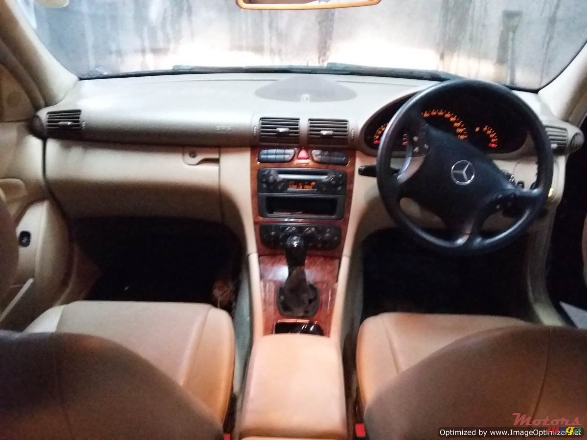 2004' Mercedes-Benz C-Class photo #2