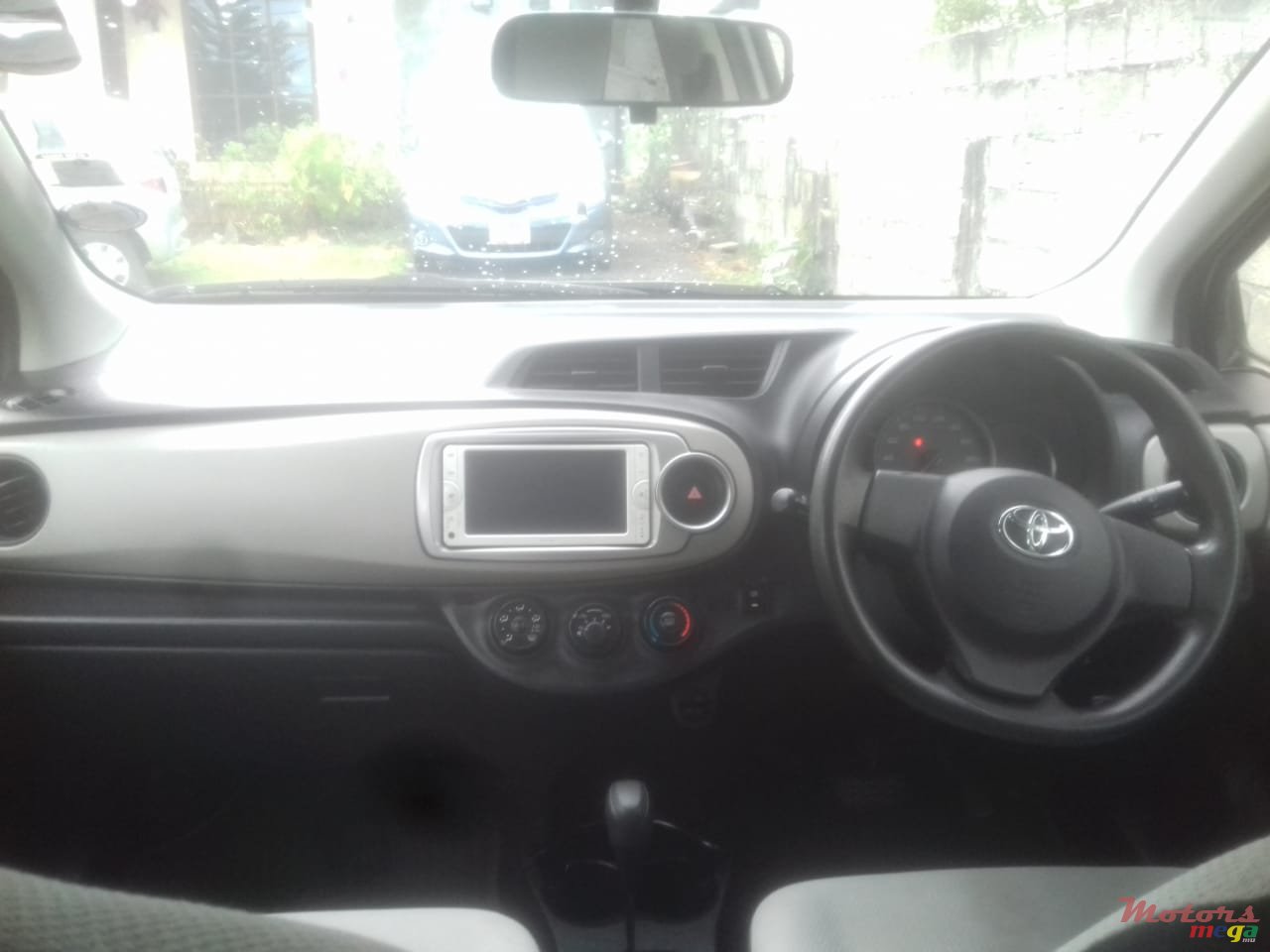 2013' Toyota Vitz photo #2