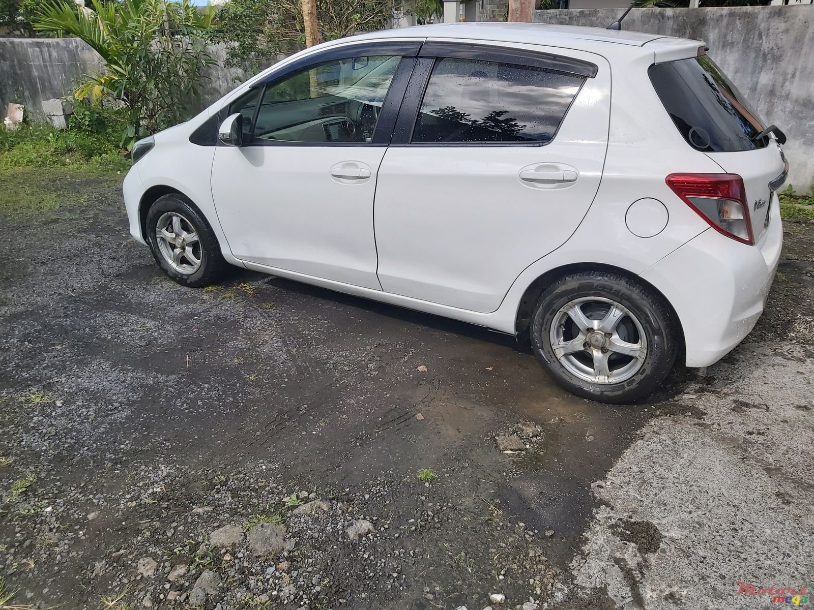 2013' Toyota Vitz photo #5