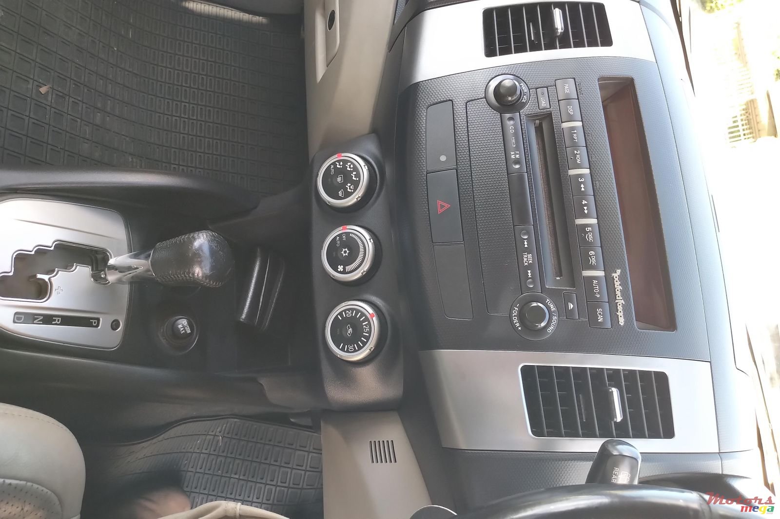 2009' Mitsubishi Outlander XL photo #7