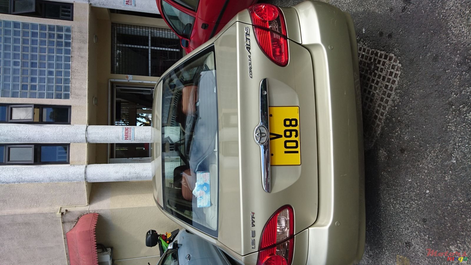 2004' Toyota Corolla Saloon photo #2