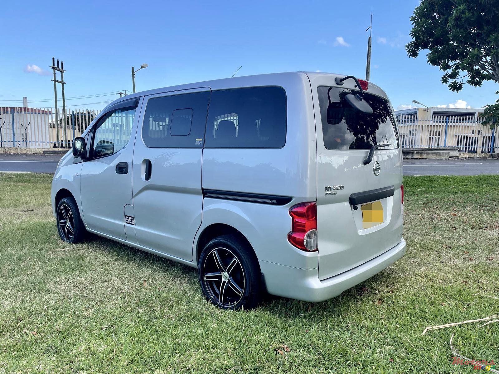 2011' Nissan NV photo #3