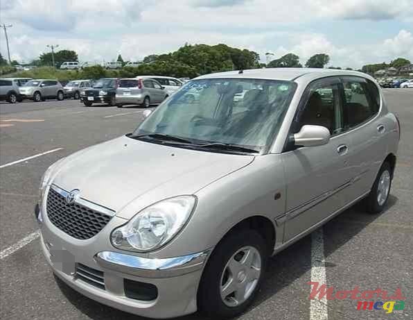 2003' Toyota Duet photo #1