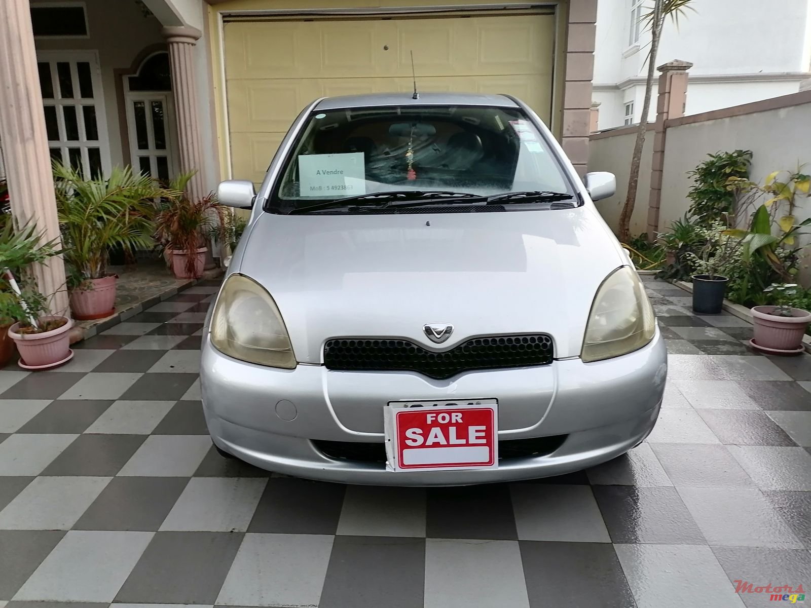 2001' Toyota Vitz photo #1