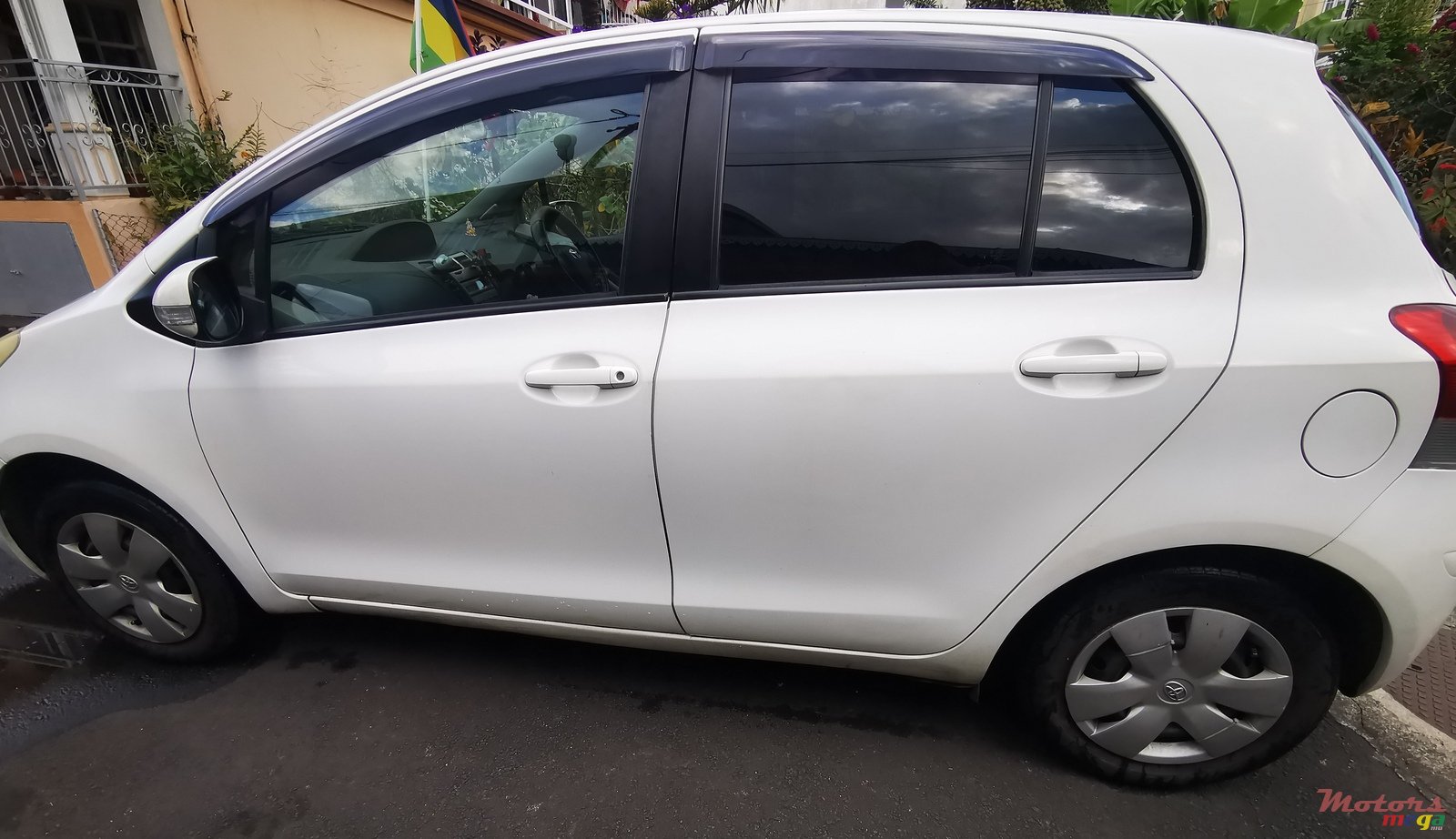 2008' Toyota Vitz photo #3