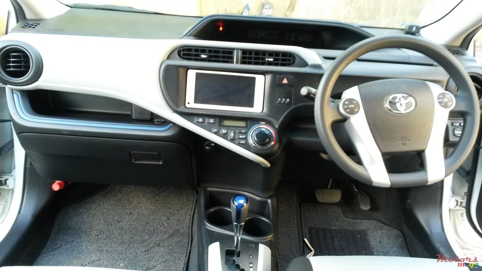 2014' Toyota Aqua photo #2