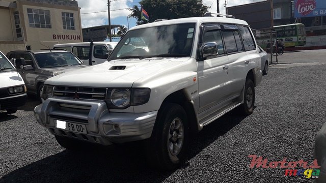 2000' Mitsubishi Pajero photo #2