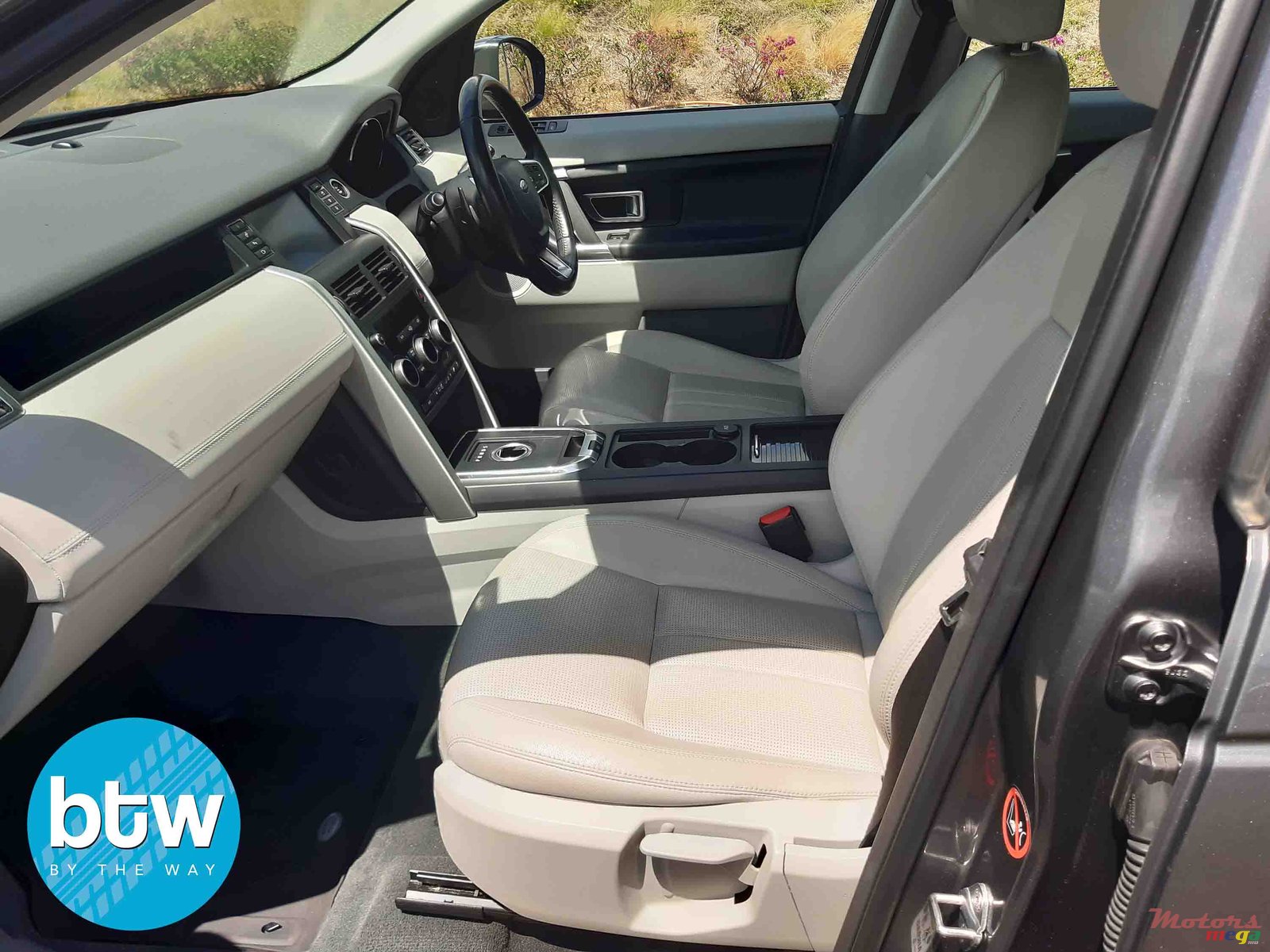 2015' Land Rover Discovery photo #5